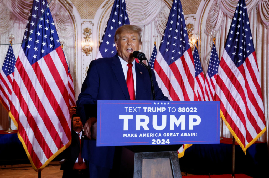Cựu Tổng thống Donald Trump tuyên bố ông sẽ tranh cử tổng thống trong cuộc bầu cử tổng thống Hoa Kỳ năm 2024 trong một buổi công bố tại dinh thự Mar-a-Lago của ông ở Palm Beach, Florida, hôm 15/11/2022. (Ảnh: Jonathan Ernst/Reuters)