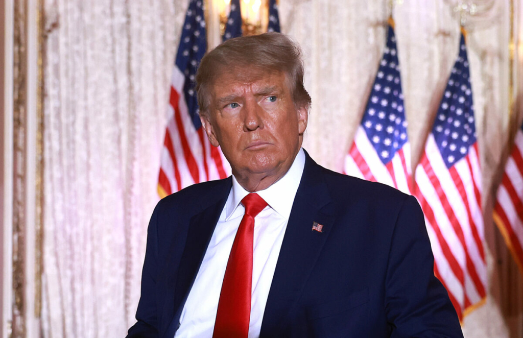 Cựu Tổng thống Donald Trump rời sân khấu sau khi nói chuyện trong một sự kiện tại dinh thự Mar-a-Lago của ông ở Palm Beach, Florida, hôm 15/11/2022. (Ảnh: Joe Raedle/Getty Images)
