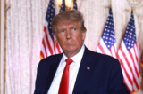 Cựu Tổng thống Donald Trump rời sân khấu sau khi nói trong một sự kiện tại dinh thự Mar-a-Lago của ông ở Palm Beach, Florida, hôm 15/11/2022. (Ảnh: Joe Raedle/Getty Images)