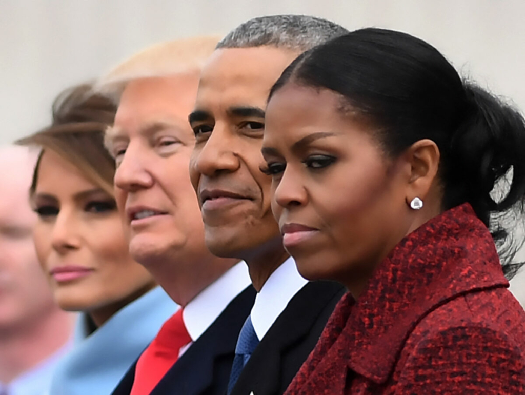 Đệ nhất phu nhân Melania Trump (bên trái), Tổng thống Donald Trump (thứ hai, bên trái), cựu Tổng thống Barack Obama (thứ hai, bên phải), và bà Michelle Obama (bên phải) tại Điện Capitol sau lễ nhậm chức ở Hoa Thịnh Đốn, hôm 20/10/2017. (Ảnh: Jim Watson/AFP/Getty Images)