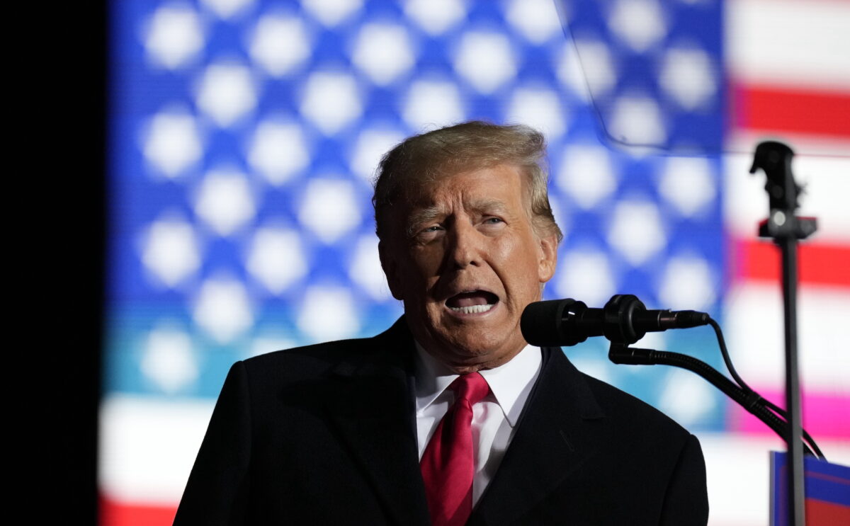 Cựu Tổng thống Donald Trump nói trong một cuộc tập hợp tại Phi trường Quốc tế Dayton ở Vandalia, Ohio, hôm 07/11/2022. (Ảnh: Drew Angerer/Getty Images)
