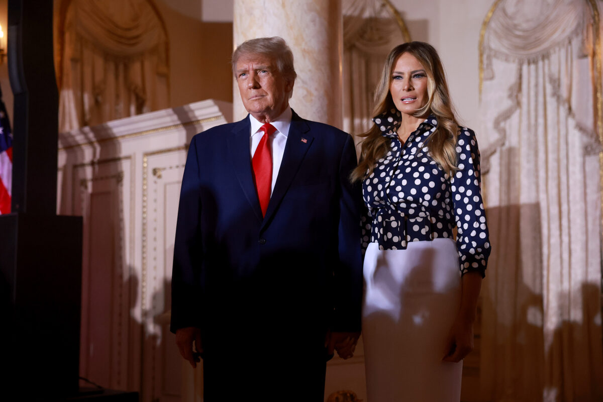 Cựu Tổng thống Donald Trump và cựu Đệ nhất phu nhân Melania Trump đến dự một sự kiện tại tư dinh Mar-a-Lago của ông ở Palm Beach, Florida, hôm 15/11/2022. (Joe Raedle/Getty Images)
