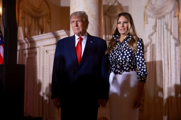 Cựu Tổng thống Donald Trump và cựu Đệ nhất phu nhân Melania Trump đến dự một sự kiện tại dinh thự Mar-a-Lago của ông ở Palm Beach, Florida hôm 15/11/2022. (Ảnh: Joe Raedle/Getty Images)