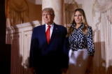 Cựu Tổng thống Hoa Kỳ Donald Trump và cựu đệ nhất phu nhân Melania Trump đến tham dự một sự kiện tại tư dinh Mar-a-Lago của ông hôm 15/11/2022 ở Palm Beach, Florida. Ông Trump thông báo rằng ông đang tìm kiếm một nhiệm kỳ khác và chính thức ra mắt chiến dịch tranh cử tổng thống năm 2024 của mình. (Ảnh: Joe Raedle/Getty Images)