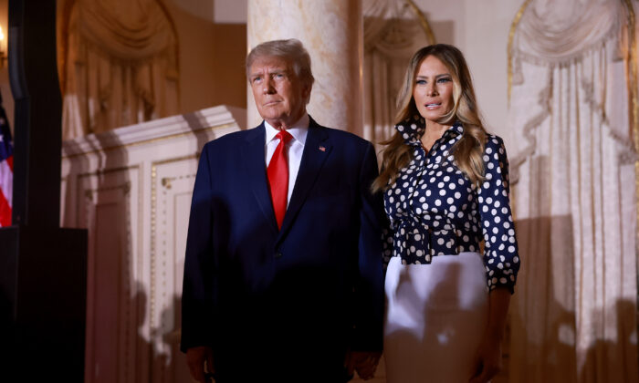 Cựu Tổng thống Hoa Kỳ Donald Trump và cựu đệ nhất phu nhân Melania Trump đến tham dự một sự kiện tại tư dinh Mar-a-Lago của ông hôm 15/11/2022 ở Palm Beach, Florida. Ông Trump thông báo rằng ông đang tìm kiếm một nhiệm kỳ khác và chính thức ra mắt chiến dịch tranh cử tổng thống năm 2024 của mình. (Ảnh: Joe Raedle/Getty Images)