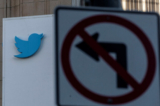 Logo Twitter tại trụ sở chính công ty này ở San Francisco, California, hôm 18/11/2022. (Ảnh: Carlos Barria/Reuters)