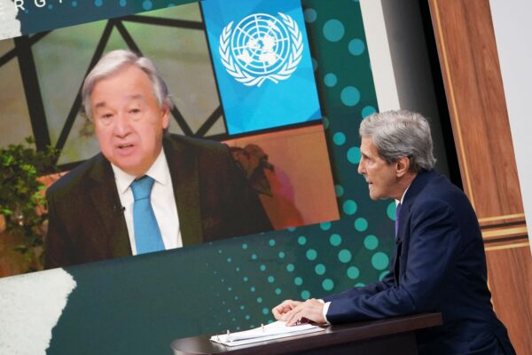 Đặc phái viên Khí hậu Hoa Kỳ John Kerry lắng nghe Tổng thư ký Liên Hiệp Quốc Antonio Guterres (trên màn hình) trong Diễn đàn Các nền kinh tế lớn về Năng lượng và Khí hậu từ Thính phòng Tòa án phía Nam của Tòa nhà Văn phòng Điều hành Eisenhower, bên cạnh Tòa Bạch Ốc, ở Hoa Thịnh Đốn, hôm 17/06/2022. (Ảnh: Mandel Ngan/AFP qua Getty Images)