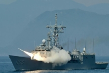 Hải quân Đài Loan phóng một hỏa tiễn Standard do Hoa Kỳ sản xuất từ ​​một khu trục hạm trong cuộc tập trận Hán Quang thường niên, trên vùng biển gần cảng hải quân Tô Áo ở huyện Nghi Lan, Đài Loan, hôm 26/07/2022. (Ảnh: Sam Yeh/AFP qua Getty Images)