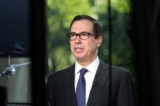 Bộ trưởng Ngân khố Hoa Kỳ đương thời Steve Mnuchin nói chuyện trong một cuộc phỏng vấn trên truyền hình tại Tòa Bạch Ốc ở Hoa Thịnh Đốn vào ngày 21/05/2018. (Ảnh: Kevin Lamarque/Reuters)