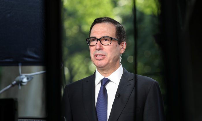 Bộ trưởng Ngân khố Hoa Kỳ đương thời Steve Mnuchin nói chuyện trong một cuộc phỏng vấn trên truyền hình tại Tòa Bạch Ốc ở Hoa Thịnh Đốn vào ngày 21/05/2018. (Ảnh: Kevin Lamarque/Reuters)