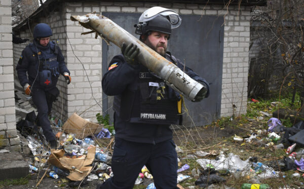 Một đặc công Ukraine mang theo một bộ phận của quả đạn trong chiến dịch rà phá bom mìn tại một khu dân cư ở Lyman, vùng Donetsk, Ukraine hôm 16/11/2022. (Ảnh: Andriy Andriyenko/AP Photo)