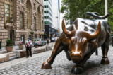 Bức tượng Charging Bull tại Wall Street ở thành phố New York hôm 23/07/2020. (Ảnh: Michael M. Santiago/Getty Images)