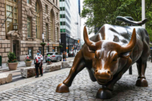 Bức tượng Charging Bull tại Wall Street ở thành phố New York hôm 23/07/2020. (Ảnh: Michael M. Santiago/Getty Images)