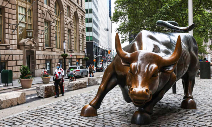 Bức tượng Charging Bull tại Wall Street ở thành phố New York hôm 23/07/2020. (Ảnh: Michael M. Santiago/Getty Images)