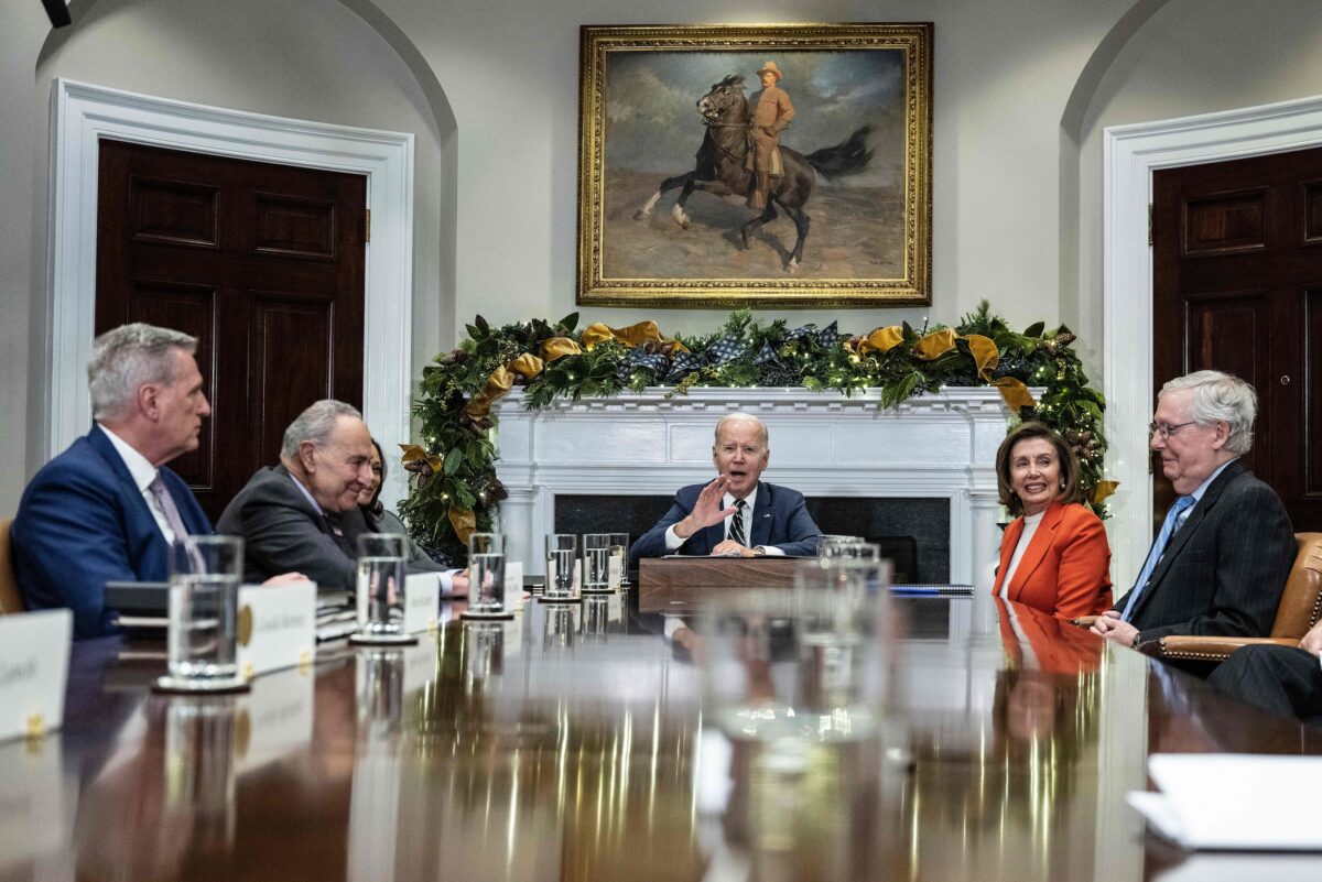 Tổng thống Joe Biden (giữa) gặp các nhà lãnh đạo quốc hội tại Tòa Bạch Ốc ở Hoa Thịnh Đốn hôm 29/11/2022. (Ảnh: Jim Watson/AFP via Getty Images)