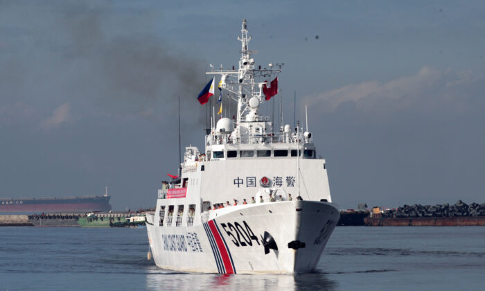 Philippines cáo buộc hải cảnh Trung Quốc ‘cưỡng đoạt’ vật thể nghi là mảnh vỡ hỏa tiễn