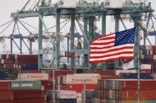 Các container hàng vận chuyển của Trung Quốc bên một cạnh lá quốc kỳ Hoa Kỳ tại Cảng Los Angeles ở Long Beach, California, vào ngày 14/05/2019. (Ảnh: Mark Ralston/AFP/Getty Images)