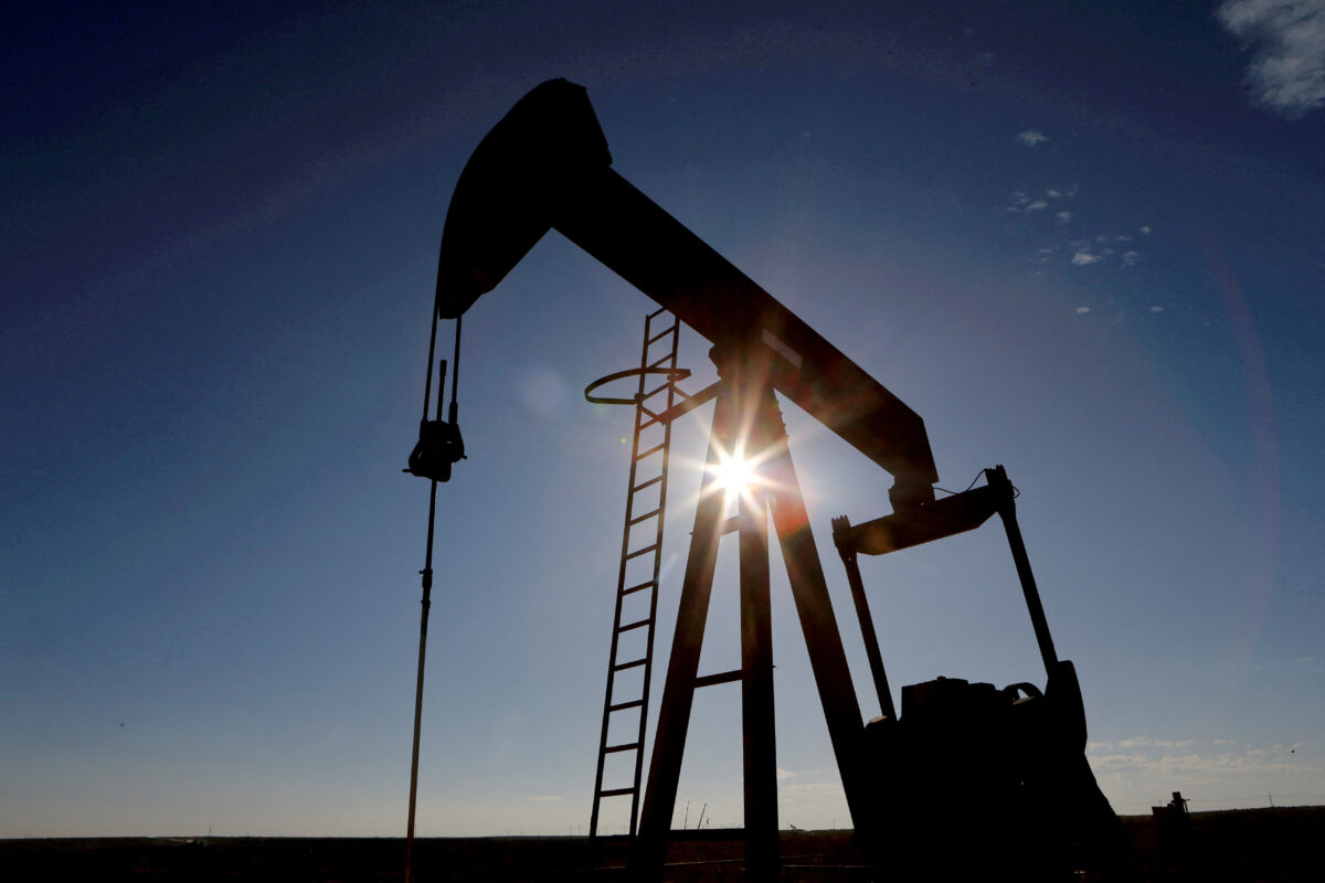 Mặt trời đằng sau thiết bị bơm dầu thô ở lưu vực Permian, quận Loving, Texas, hôm 22/11/2019. (Ảnh: Angus Mordant/Reuters)