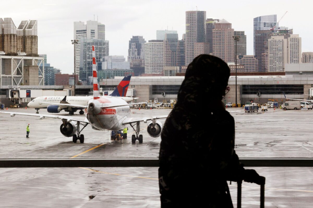 Phi cơ của Delta Airlines và American Airlines rời khỏi cổng của họ trước kỳ nghỉ Lễ Tạ Ơn tại Phi trường Quốc tế Logan ở Boston, Massachuset, hôm 22/11/2021. (Ảnh: Brian Snyder/Reuters)