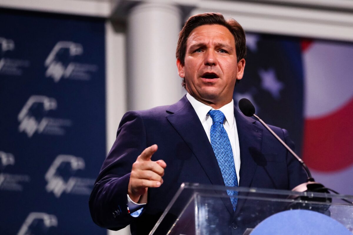 Thống đốc Florida Ron DeSantis nói tại tại Hội nghị Thường niên của các Nhà lãnh đạo Liên minh Do Thái của Đảng Cộng Hòa ở Las Vegas, Nevada hôm 19/11/2022. (Ảnh: Wade Vandervort/AFP via Getty Images)