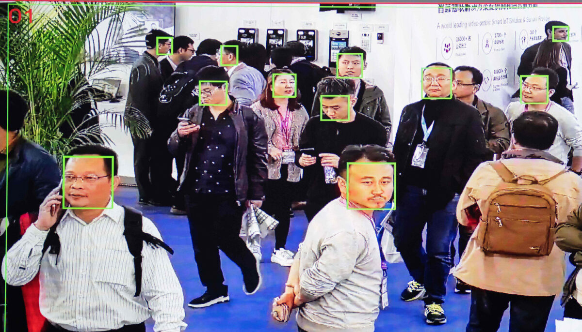 Một màn hình cho thấy khách tham quan được quay bằng camera an ninh AI với công nghệ nhận dạng khuôn mặt tại Triển lãm Quốc tế Trung Quốc lần thứ 14 về An toàn và An ninh Công cộng tại Trung tâm Triển lãm Quốc tế Trung Quốc ở Bắc Kinh vào ngày 24/10/2018. (Ảnh: Nicolas Asfouri/AFP qua Getty Images)