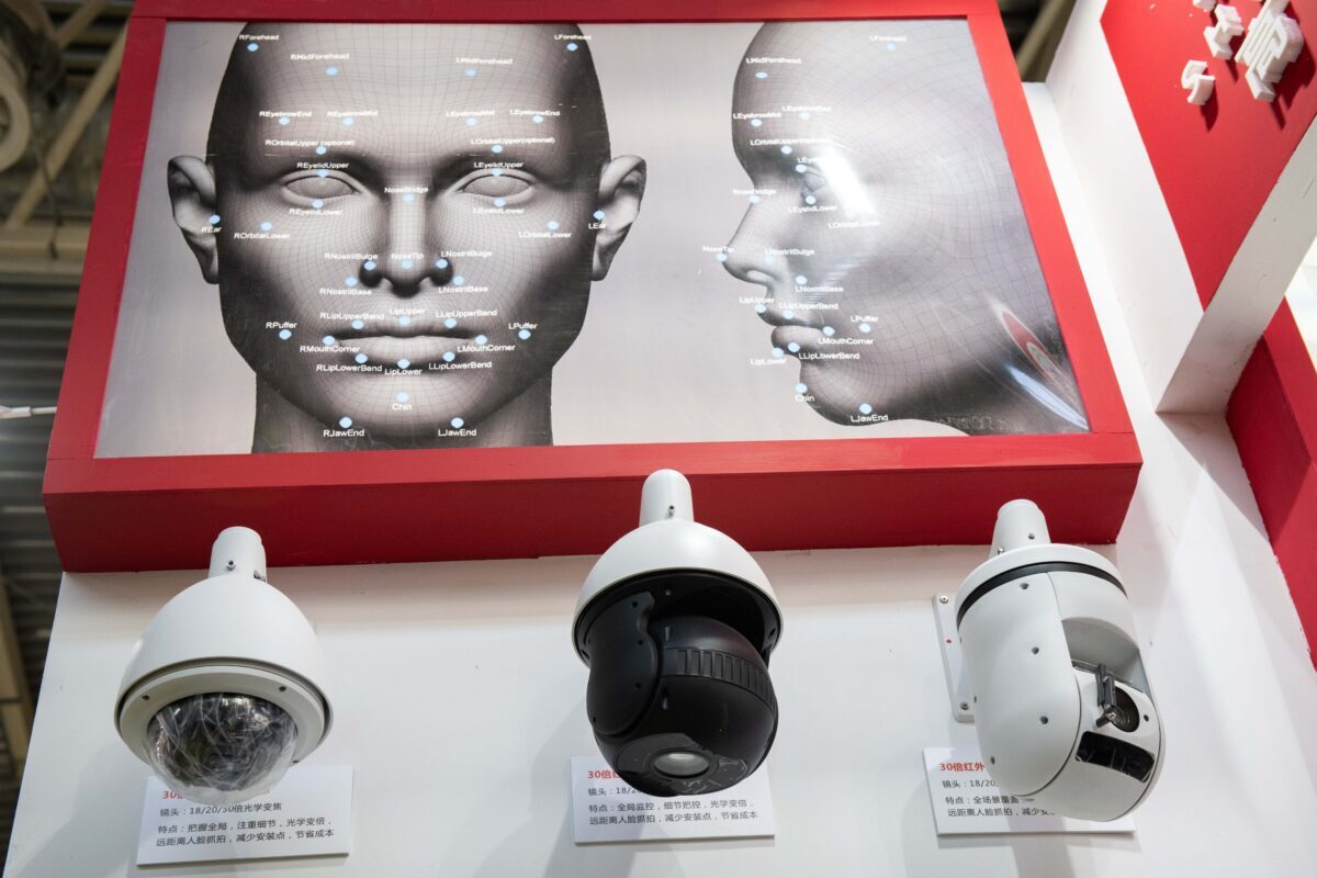 Các camera an ninh AI (Trí tuệ Nhân tạo) với công nghệ nhận dạng khuôn mặt được nhìn thấy tại Triển lãm Quốc tế Trung Quốc lần thứ 14 về An ninh và An toàn Công cộng tại Trung tâm Triển lãm Quốc tế Trung Quốc ở Bắc Kinh vào ngày 24/10/2018. (Ảnh: Nicolas Asfouri/AFP qua Getty Images)