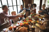 Bất luận là nền kinh tế đang trong tình trạng nào, Lễ Tạ ơn là dịp để gia đình và bạn bè sum họp dùng bữa và tận hưởng khoảng thời gian đầm ấm bên cạnh nhau. (Ảnh: Rawpixel.com/Shutterstock)