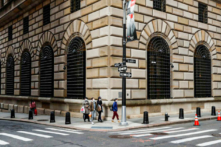 Nợ gia đình tăng mạnh nhất trong 15 năm khi người Mỹ phụ thuộc nhiều hơn vào tín dụng