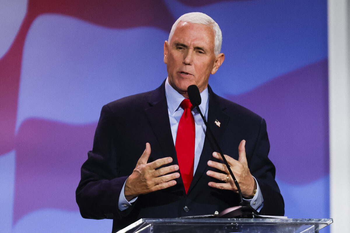 Cựu Phó Tổng thống Hoa Kỳ Mike Pence nói tại Hội nghị Thường niên của các Nhà lãnh đạo Liên minh Do Thái của Đảng Cộng Hòa ở Las Vegas, Nevada hôm 19/11/2022. (Ảnh: Wade Vandervort/AFP via Getty Pictures)