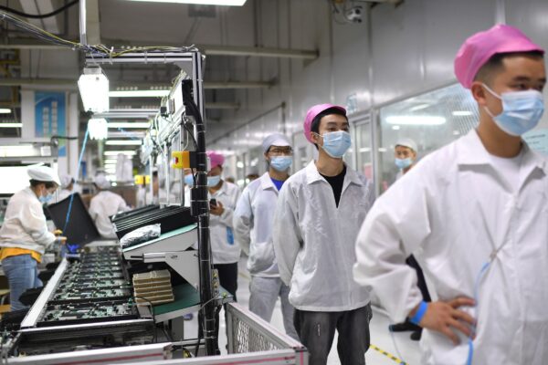 Công nhân xếp hàng để được lấy mẫu xét nghiệm COVID-19 tại nhà máy Foxconn ở Vũ Hán, tỉnh Hồ Bắc, hôm 05/08/2021. (Ảnh: Chinatopix/qua AP)