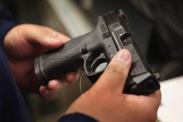Một khách hàng mua súng tại cửa hàng đồ thể thao Freddie Bear Sports ở Tinley Park, Illinois, vào ngày 17/12/2012. (Ảnh: Scott Olson/Getty Images)