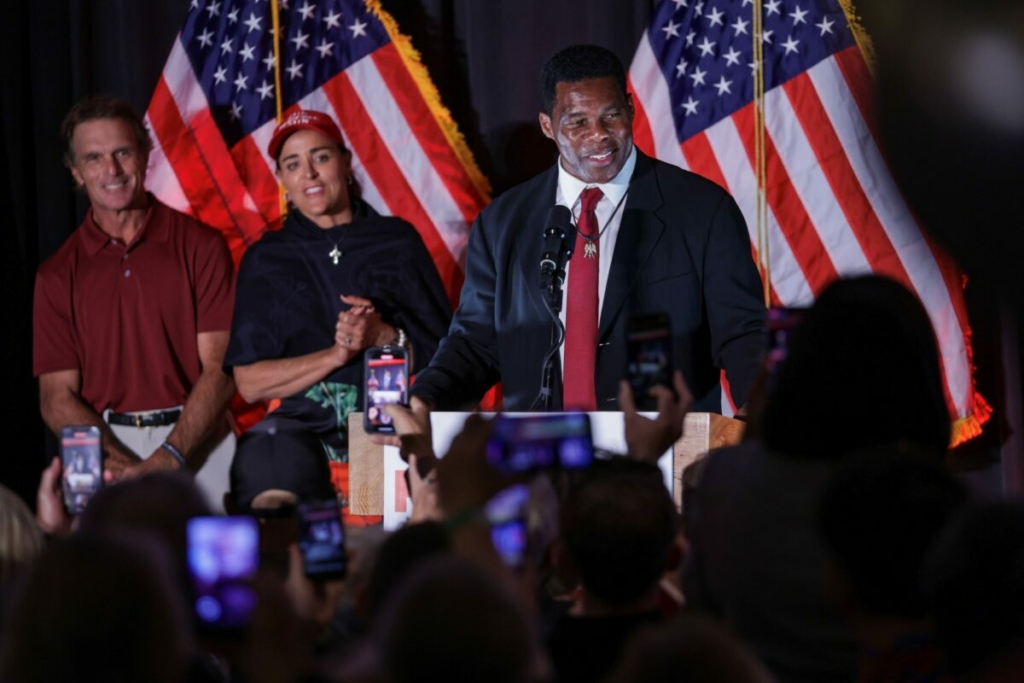 Ứng cử viên Thượng viện Hoa Kỳ thuộc Đảng Cộng Hòa Herschel Walker nói chuyện với những người ủng hộ trong một sự kiện đêm bầu cử ở Atlanta, Georgia, hôm 08/11/2022. (Ảnh: Alex Wong/Getty Images)