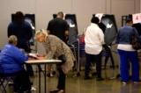 Các cử tri bầu lá phiếu của mình trong cuộc bầu cử sơ bộ tổng thống của Đảng Dân Chủ ở Houston, Texas, vào ngày 03/03/2020. (Ảnh: Mark Felix/AFP qua Getty Images)