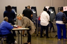 Các cử tri bầu lá phiếu của mình trong cuộc bầu cử sơ bộ tổng thống của Đảng Dân Chủ ở Houston, Texas, vào ngày 03/03/2020. (Ảnh: Mark Felix/AFP qua Getty Images)