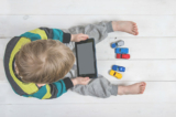 Những tác hại khôn lường khi trẻ em sử dụng thiết bị điện tử