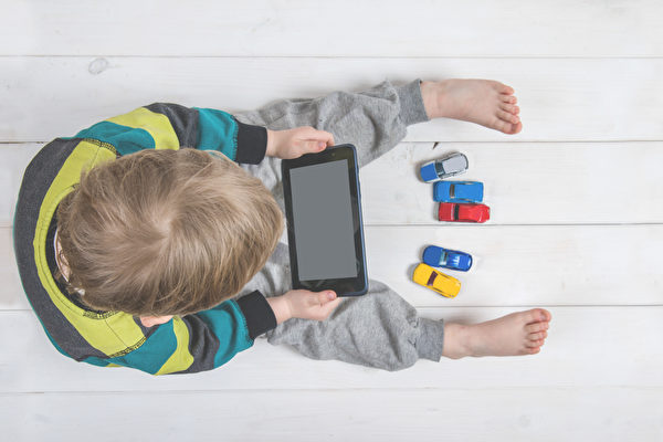 Viện Hàn lâm Nhi khoa Hoa Kỳ khuyến cáo rằng trẻ em dưới 02 tuổi không nên tiếp xúc hoặc xem bất kỳ màn hình điện tử nào. (Ảnh: Shutterstock)