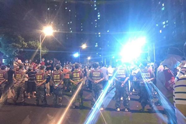 Trùng Khánh: Biểu tình nổ ra sau khi người dân biết nhân viên xét nghiệm nhiễm COVID-19