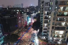 Hôm 14/11, các cuộc biểu tình đã nổ ra ở nhiều phường khác nhau ở Quận Hải Châu của siêu đô thị phía nam Trung Quốc, Quảng Châu. Những người biểu tình đã xuống đường, phá bỏ các rào chắn, và đối đầu với các quan chức và cảnh sát địa phương. (Ảnh: Ẩn danh)