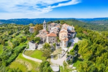 Thị trấn Hum ở Croatia là thị trấn nhỏ nhất thế giới với hai con phố và ba dãy nhà thời trung cổ. (Ảnh: Shutterstock)