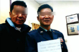 Đại tá Lục quân Hướng Đức  n (Phải), và trung úy về hưu Thiệu Duy Cường (Wei-chiang Shao), với khuôn mặt đã bị che một phần bằng công nghệ kỹ thuật số. Ông Hướng, trong bộ quân phục, cầm một bản cam kết đầu hàng Đảng Cộng sản Trung Quốc được ký vào ngày 20/01/2020, trong một bức ảnh không đề ngày tháng. (Ảnh: Đăng dưới sự cho phép của Hãng Thông tấn Trung ương Đài Loan)