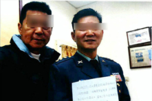 Đại tá Lục quân Hướng Đức  n (Phải), và trung úy về hưu Thiệu Duy Cường (Wei-chiang Shao), với khuôn mặt đã bị che một phần bằng công nghệ kỹ thuật số. Ông Hướng, trong bộ quân phục, cầm một bản cam kết đầu hàng Đảng Cộng sản Trung Quốc được ký vào ngày 20/01/2020, trong một bức ảnh không đề ngày tháng. (Ảnh: Đăng dưới sự cho phép của Hãng Thông tấn Trung ương Đài Loan)