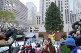 Vào ngày 25/11/2022, rất đông du khách đã đổ về quảng trường nơi đặt cây thông Noel ở trung tâm Rockefeller, thành phố New York để chụp ảnh. (Ảnh: Lâm Nghi Quân/Epoch Times)