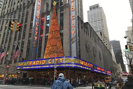 Du khách đổ về Trung tâm Rockefeller để chiêm ngưỡng cây thông Noel cao 25 ​​mét