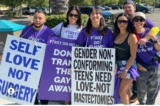 Người biểu tình phản đối các quy trình chuyển đổi giới tính cho thanh thiếu niên đã tập hợp tại hội nghị của Học viện Nhi Khoa Hoa Kỳ ở Anaheim, California, hôm 07/10/2022. (Ảnh: Đăng dưới sự cho phép của TreVoices.Org/Scott Newgent)