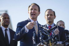 Các tiểu bang tham gia trận chiến trên nhiều mặt trận chống lại chính phủ, các ngân hàng, Big Tech