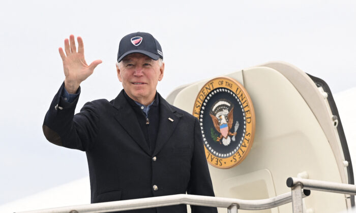 Tổng thống Joe Biden vẫy tay chào khi lên chuyên cơ Không lực Một tại Phi trường Tưởng niệm Nantucket ở Massachusetts, hôm 27/11/2022. (Ảnh: Mandel Ngan/AFP/Getty Images)