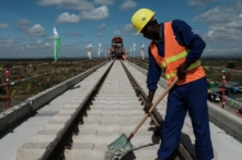 Một công nhân người Kenya đặt sỏi tại công trường xây dựng đường sắt khổ tiêu chuẩn (SGR) gần Nairobi, Kenya, hôm 23/06/2018. (Ảnh: Yasuyoshi Chiba/AFP/Getty Images)