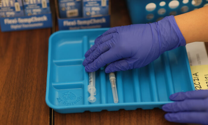 Một nhân viên y tế chuẩn bị vaccine Moderna COVID-19 tại một phòng khám ở Florida hôm 20/05/2021. (Ảnh: Joe Raedle/Getty Images)