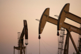 Giàn khoan dầu khai thác dầu mỏ trong cộng đồng Culver City thuộc khu vực Los Angeles, California, hôm 25/04/2008. (Ảnh: David McNew/Getty Images)