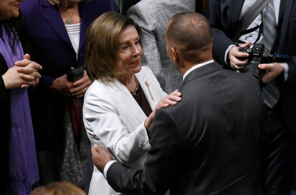 Chủ tịch Hạ viện Nancy Pelosi (Dân Chủ-California), bên trái, lắng nghe Chủ tịch Nhóm thành viên Đảng Dân Chủ tại Hạ viện, Dân biểu Hakeem Jeffries (Dân Chủ-New York.) tại Hoa Thịnh Đốn hôm 17/11/2022. (Ảnh: Olivier Douliery/AFP via Getty Images)